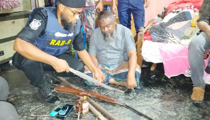 পাথর ব্যবসায়ীর বাড়ি থেকে অস্ত্র উদ্ধার, গ্রেপ্তার ৪