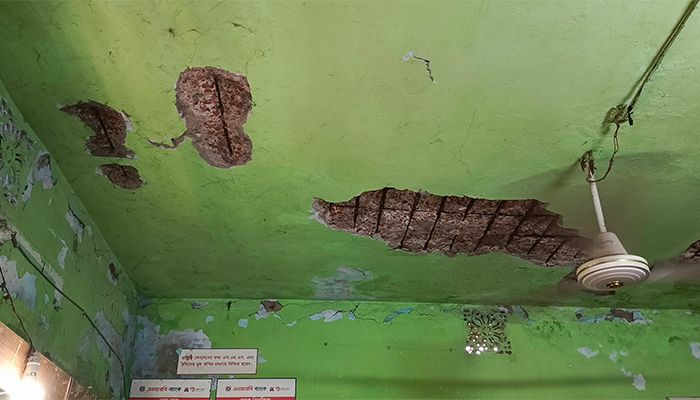 ঝুঁকিপূর্ণ ভবনেই চলছে জনসেবা কার্যক্রম
