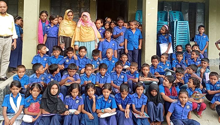 ৩৮ বছর শিক্ষকতায়, অশ্রুসিক্ত ভালোবাসায় বিদায়