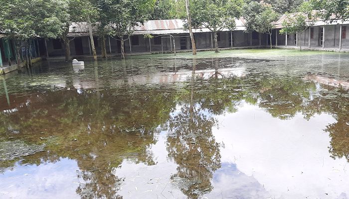 ‎মাদ্রাসা মাঠে জলাবদ্ধতায় শিক্ষার্থীদের পড়াশোনা বন্ধ