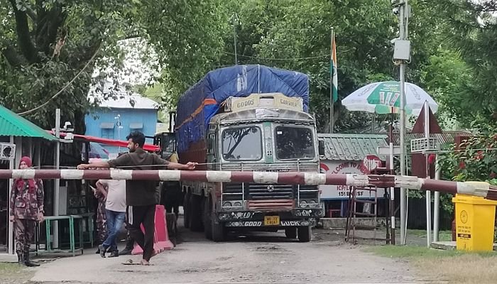 হিলি সীমান্তের শূন্যরেখায় গাড়ি বিকল, স্থবির আমদানি-রপ্তানি