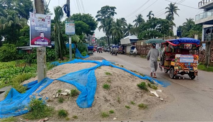 আমতলীতে সড়কে নির্মাণসামগ্রী, চলাচলে ভোগান্তি