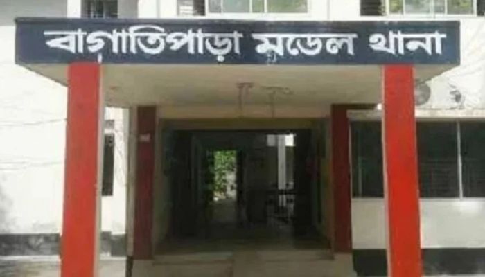 দোকানের দেওয়াল ভেঙে চুরি