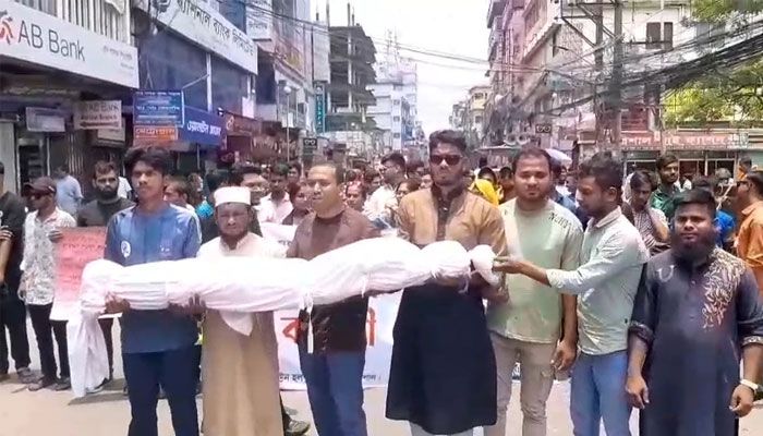 স্বাস্থ্যখাত সংস্কারের দাবিতে বরিশালে কফিন মিছিল
