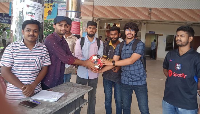 ক্রীড়ামোদী শিক্ষার্থীদের উৎসাহিত করতে বরিশাল বিশ্ববিদ্যালয়ে ফুটবল বিতরণ কর্মসূচি শুরু করেছেন ছাত্রদলকর্মী মো. ওয়াহিদুজ্জামান। প্রবা ফটো