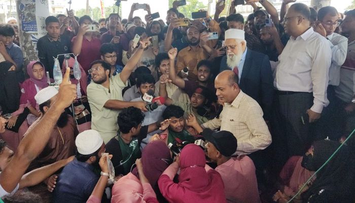 বরিশালে স্বাস্থ্যসেবা আন্দোলনকারীদের অনশন ভাঙাতে না পেরে ফিরে গেলেন মহাপরিচালক
