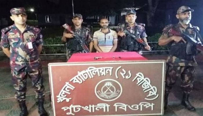 বেনাপোলে বিদেশি পিস্তল, গুলিসহ অস্ত্র ব্যবসায়ী আটক