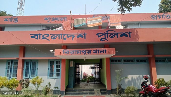 স্বামীর বাইক থেকে পড়ে ট্রাকের চাকায় পিষ্ট স্ত্রী-সন্তান