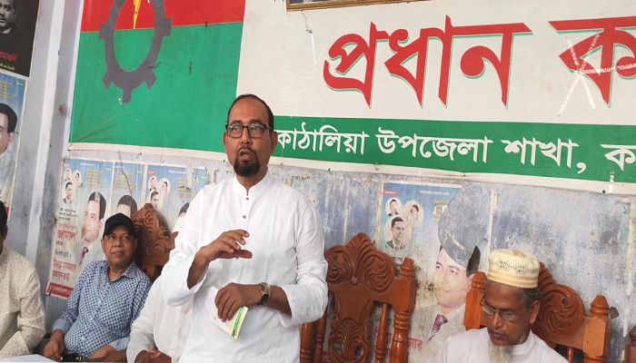 ঝালকাঠিতে তারেক রহমানের ৩১ দফার লিফলেট বিতরণ