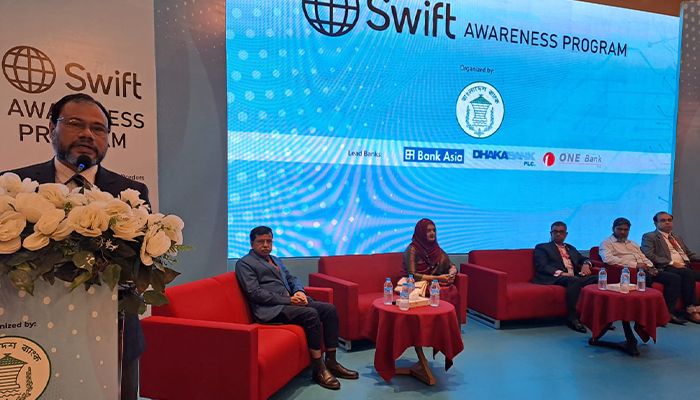 হোটেল মম ইনে সোমবার সেমিনারে প্রধান অতিথির বক্তব্য দেন বাংলাদেশ ব্যাংক বগুড়ার নির্বাহী পরিচালক সাখাওয়াত হোসেন। প্রবা ফটো