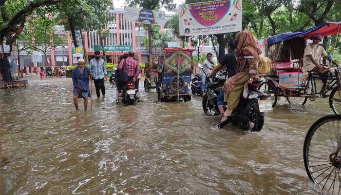  টানা বৃষ্টিতে বগুড়ার সরকারি আজিজুল হক কলেজের সামনে পানি জমে দুর্ভোগ সৃষ্টি হয়েছে। প্রবা ফটো