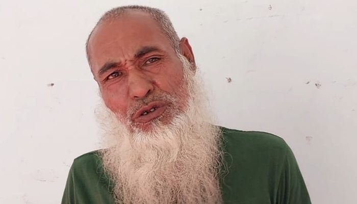 দুদক চেয়ারম্যানকে জুতা নিক্ষেপ