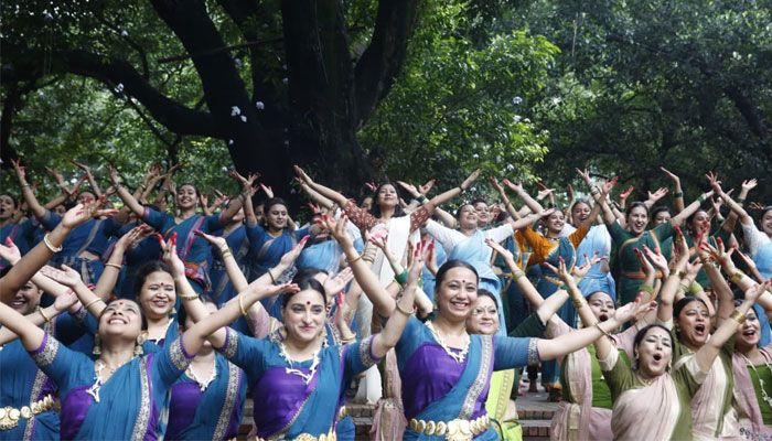 চারুকলার বকুলতলায় রবির ঋতু বন্দনা