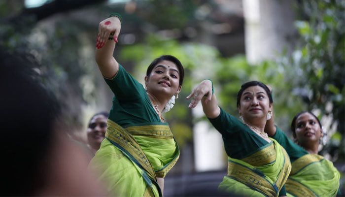 চারুকলার বকুলতলায় রবির ঋতু বন্দনা