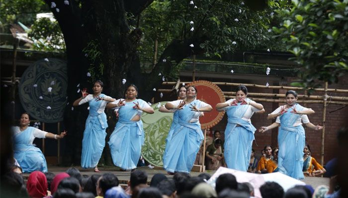 চারুকলার বকুলতলায় রবির ঋতু বন্দনা
