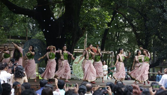 চারুকলার বকুলতলায় রবির ঋতু বন্দনা