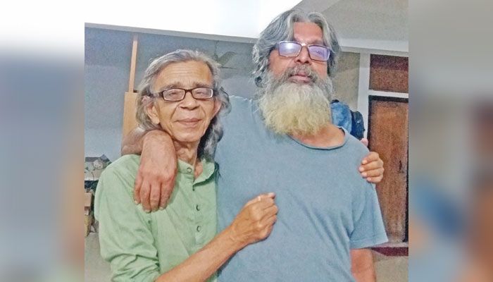 দাঁড়িয়ে আছেন অথবা হাঁটছেন