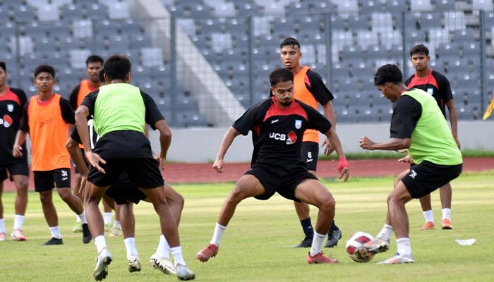 আগামী ৬ ও ৯ সেপ্টেম্বর নেপালের বিপক্ষে দুটি প্রীতি ম্যাচ খেলবে বাংলাদেশ। সে লক্ষ্যে প্রস্তুত হচ্ছেন জামাল ভূঁইয়ারা। মঙ্গলবার জাতীয় স্টেডিয়ামে  ।। প্রবা ফটো
