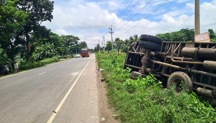 কাভার্ডভ্যানের পেছনে ট্রাকের ধাক্কায় প্রাণ গেল ব্যবসায়ীর