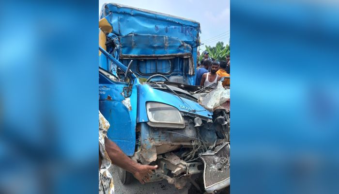 দুর্ঘটনায় কাভার্ডভ্যানটি দুমড়ে-মুচড়ে যায়। প্রবা ফটো