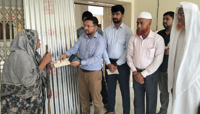 কচুয়ায় ১৬ পরিবারকে ঢেউটিন ও সহায়তার চেক বিতরণ