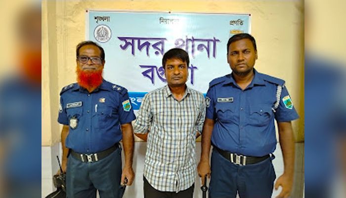 বগুড়ায় বার্মিজ ছুরিসহ কলেজ শিক্ষক আটক
