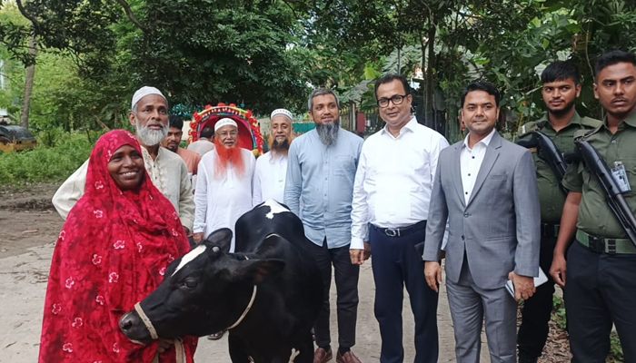 দুই অসহায়ের মাঝে অটোরিকশা ও গরু বিতরণ