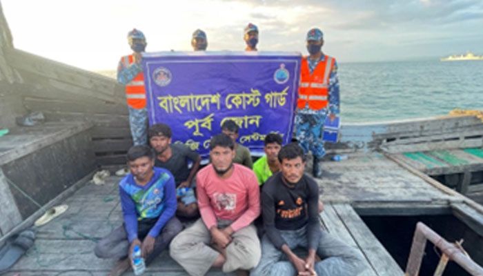 সাগরে ডুবে যাচ্ছিল ফিশিং বোট, ৬ জেলে উদ্ধার