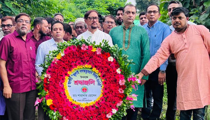 মঙ্গলবার সকালে দামপাড়ায় গরীবুল্লাহ শাহ মাজারে ‘জুলাই গণঅভ্যুত্থান দিবস-২০২৫’ উপলক্ষে শহীদ মোহাম্মদ আলমের কবর জিয়ারত। প্রবা ফটো