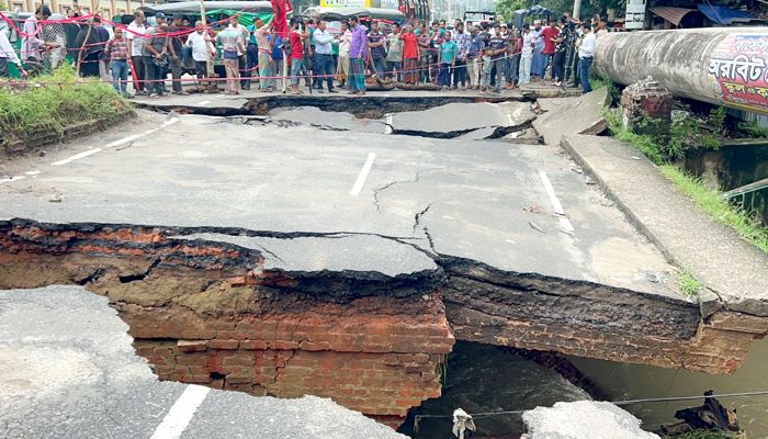 চট্টগ্রামে ভারী বর্ষণ, পানির চাপে সেতু ভেঙে দুইভাগ