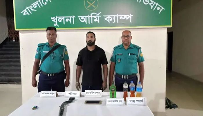 খুলনায় অস্ত্র ও গুলিসহ যুবক আটক