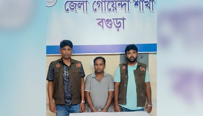 পুলিশের চাকরি দেওয়ার নামে প্রতারণা চক্রের হোতাসহ গ্রেপ্তার ২