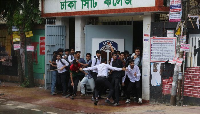 ছবিতে ঢাকা কলেজ-সিটি কলেজের সংঘর্ষে