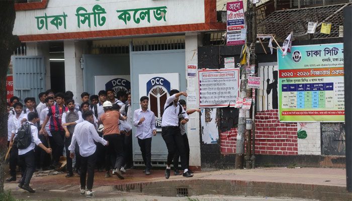 ছবিতে ঢাকা কলেজ-সিটি কলেজের সংঘর্ষে