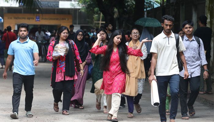 ঢাকা বিশ্ববিদ্যালয় কেন্দ্রীয় ছাত্র সংসদ (ডাকসু) ও হল সংসদ নির্বাচন ঘিরে উঠেছে ক্যাম্পাস। প্রার্থীদের পাশাপাশি তাদের ভোটার ও সমর্থকদের পদচারণায় মুখর ক্যাম্পাসের একটি আনন্দ মুহূর্ত। সোমবার দুপুরে