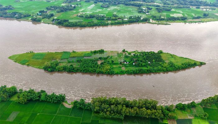বর্ষায় বিচ্ছিন্ন মাঝিয়ালির চর, নৌকার অভাবে দুর্ভোগে ১৩ পরিবার