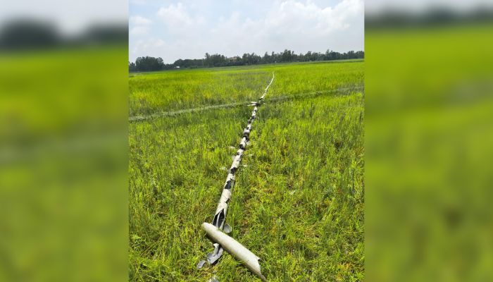 অবৈধভাবে বালু তোলায় পাইপ ও ড্রেজার মেশিন ধ্বংস