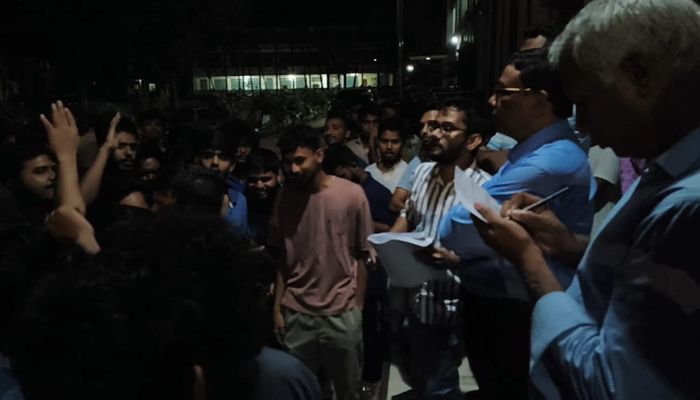 মধ্যরাতে কিশোরগঞ্জ বিশ্ববিদ্যালয়ে কমপ্লিট শাটডাউন ঘোষণা