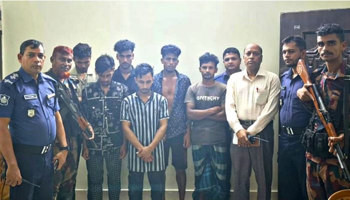 বিজিবি-পুলিশের যৌথ অভিযানে ধরা পড়ল ৬ মাদক চোরাকারবারি