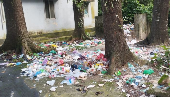 হাসপাতাল যেন ময়লার ভাগাড়, দুর্গন্ধে নাকাল রোগী ও পথচারীরা