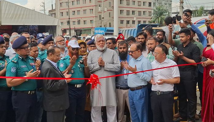 রবিবার বেলা ১১টায় ঢাকা-বাইপাস এক্সপ্রেসওয়ের আনুষ্ঠানিক উদ্বোধন করেন সড়ক পরিবহন ও সেতু মন্ত্রণালয়ের উপদেষ্টা মুহাম্মদ ফাওজুল কবির খান। প্রবা ফটো