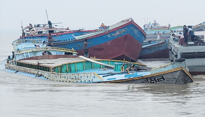 দৌলতদিয়ায় পন্টুনের সঙ্গে ধাক্কা লেগে তলিয়ে গেছে ট্রলার