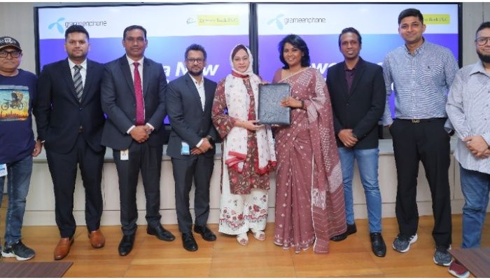 রাজধানীর জিপি হাউসে গ্রাহকদের সুদবিহীন কিস্তিতে অফিসিয়াল স্মার্টফোন দিতে ইস্টার্ন ব্যাংকের সঙ্গে গ্রামীণফোনের সমঝোতা স্মারক সই অনুষ্ঠানে কর্মকর্তারা।  ছবি: সংগৃহীত