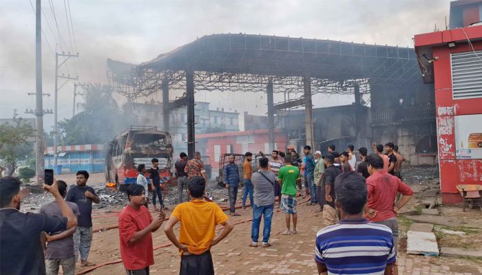 আগুনে পুড়ে যাওয়া গাড়ি। প্রবা ফটো