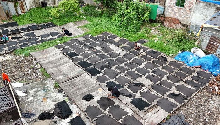 হাজারীবাগে এখনও চলছে ছোট পরিসরে চামড়া প্রক্রিয়াজাতকরণ