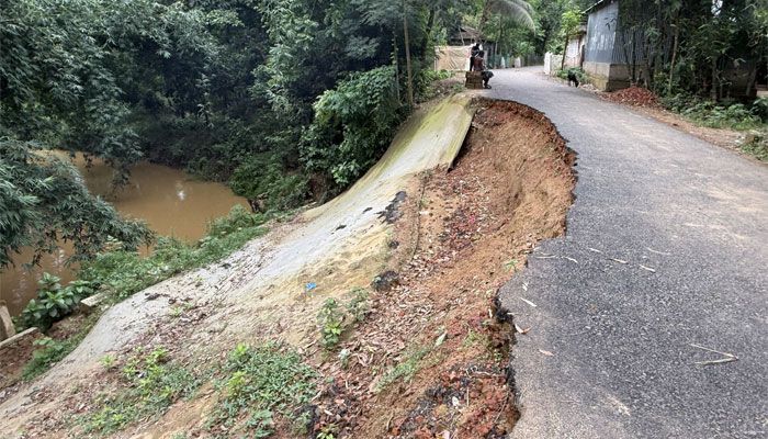 নির্মাণের ৩ মাসেই পাকা সড়ক ধসে পড়ল নদীতে