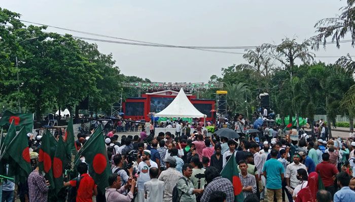 হাজারো কণ্ঠে স্লোগান ‘পালাইছে রে পালাইছে, হাসিনা পালাইছে’