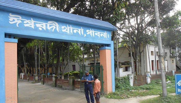 ঈশ্বরদীতে বিয়ের দাবিতে প্রেমিকের বাড়িতে অনশনে প্রেমিকা