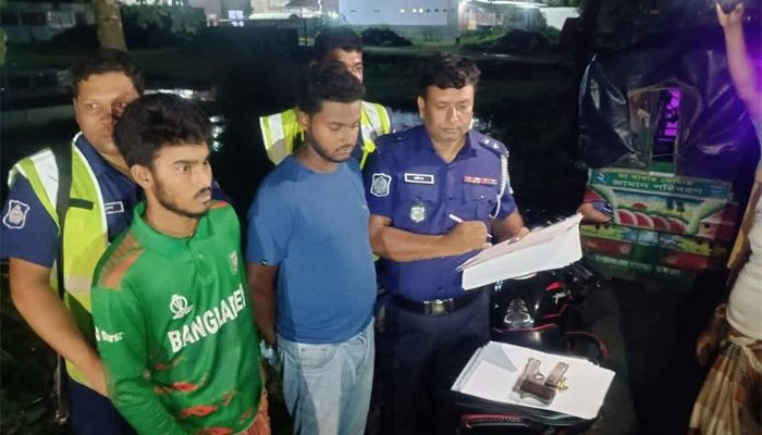 পুলিশের হাতে পিস্তল ও গুলিসহ দুই যুবক গ্রেপ্তার