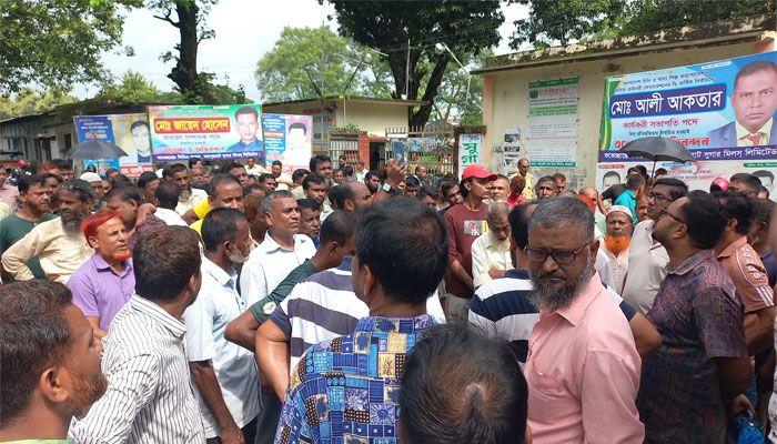 শ্রমিক-কর্মচারীদের বিক্ষোভ, কর্মকর্তাদের অফিসে ঢুকতে বাধা